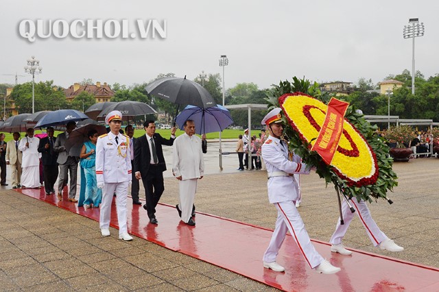 ĐOÀN ĐẠI BIỂU CẤP CAO QUỐC HỘI SRI LANKA DÂNG HOA TƯỞNG NIỆM CHỦ TỊCH HỒ CHÍ MINH